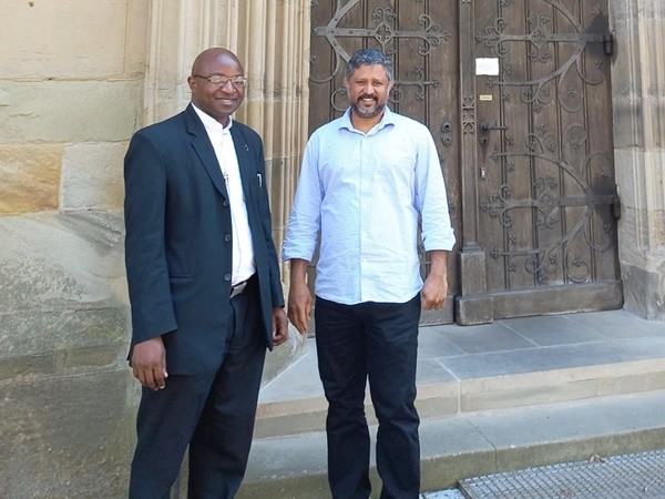 Zu einem Kurzbesuch war der ehemalige Pfarrvikar Paul Mutume in „seiner alten Heimat“ in Bad Königshofen. Hier berichtete er auchPfarrer Pater Joe von seinem neuen Aufgabengebiet in Uganda
