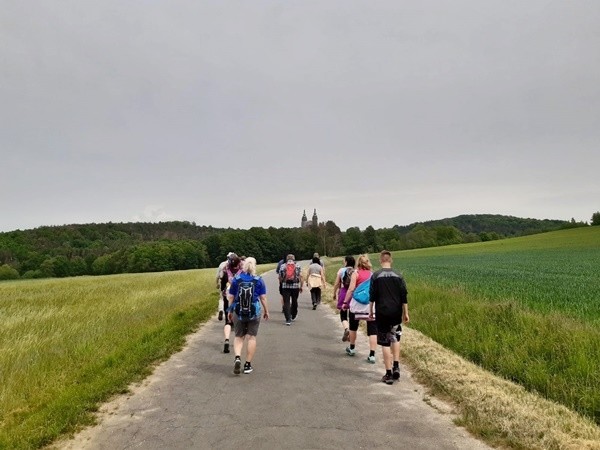 Als Einzelpilger und in der Gruppe in Richtung Vierzehnheiligen