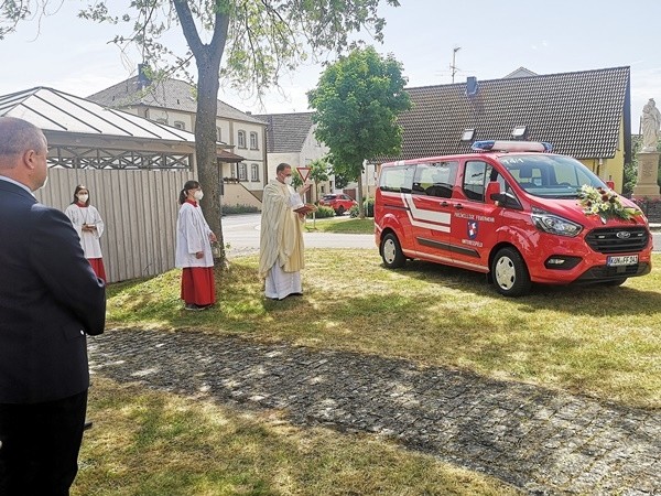 In Untereßfeld wurde das neue Mehrzweckfahrzeug der Feuerwehr durch Pfarrer Florian Herzog gesegnet. Er stellte vor allem die ehrenamtlichen Tätigkeiten der Wehrleute heraus.